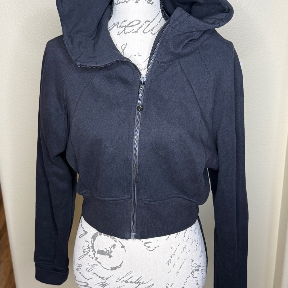 Lululemon Scuba Full-zipped Cropped Hoodie in a Black, like new. - Picture 3 of 7